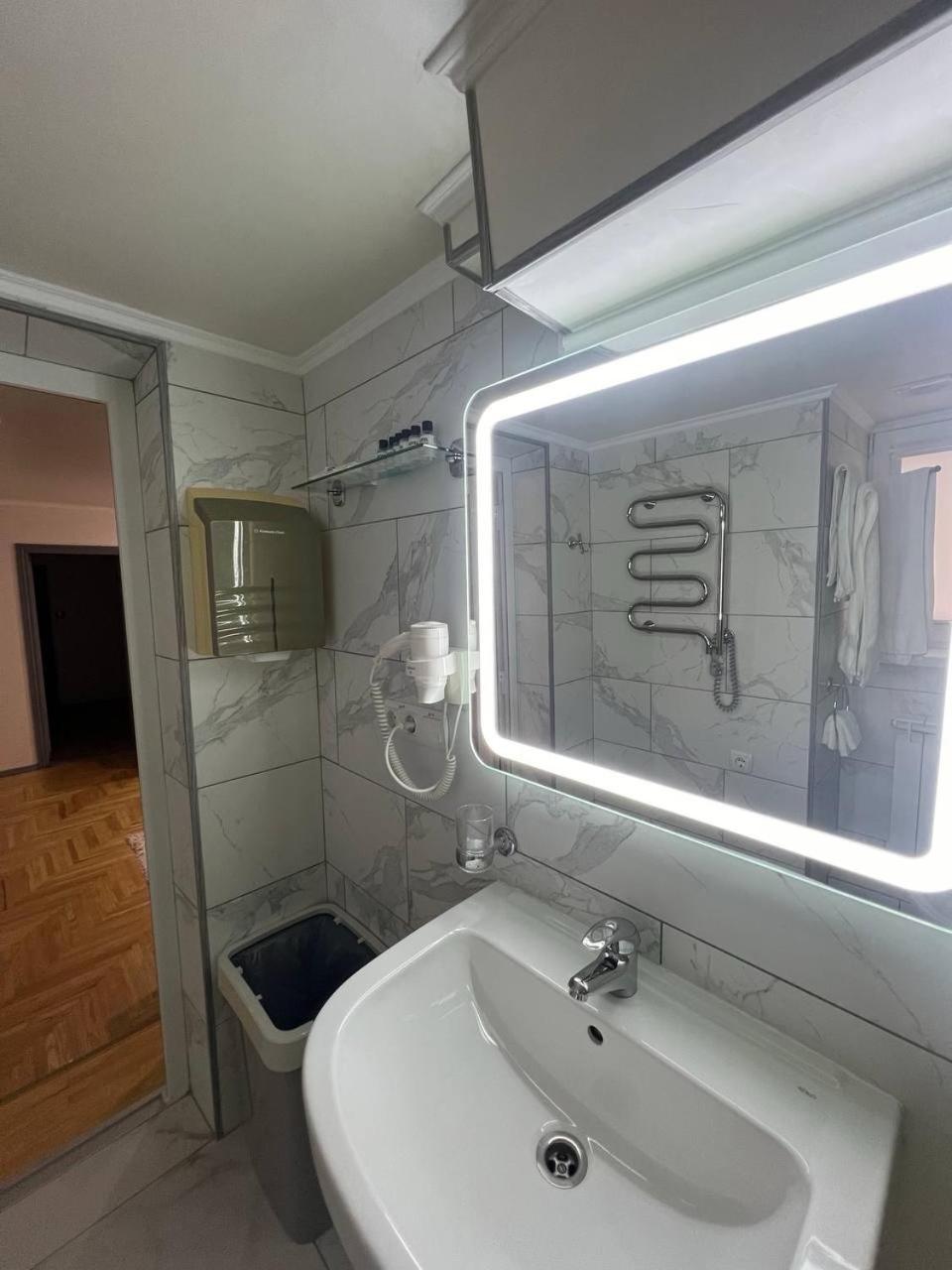 In Hotel Kamianets-Podilskyi Luaran gambar