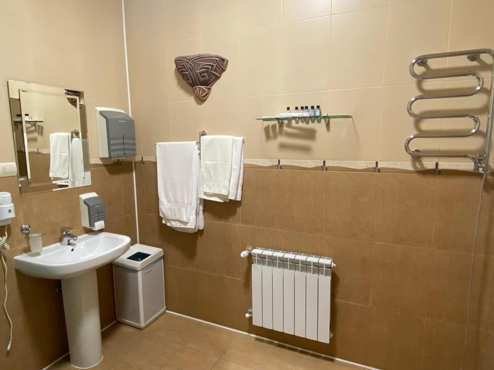 In Hotel Kamianets-Podilskyi Luaran gambar